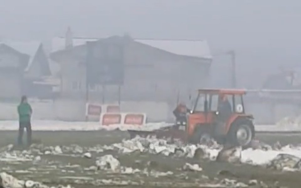 Трактор едва не изора терена преди мач в Босна и Херцеговина (видео)