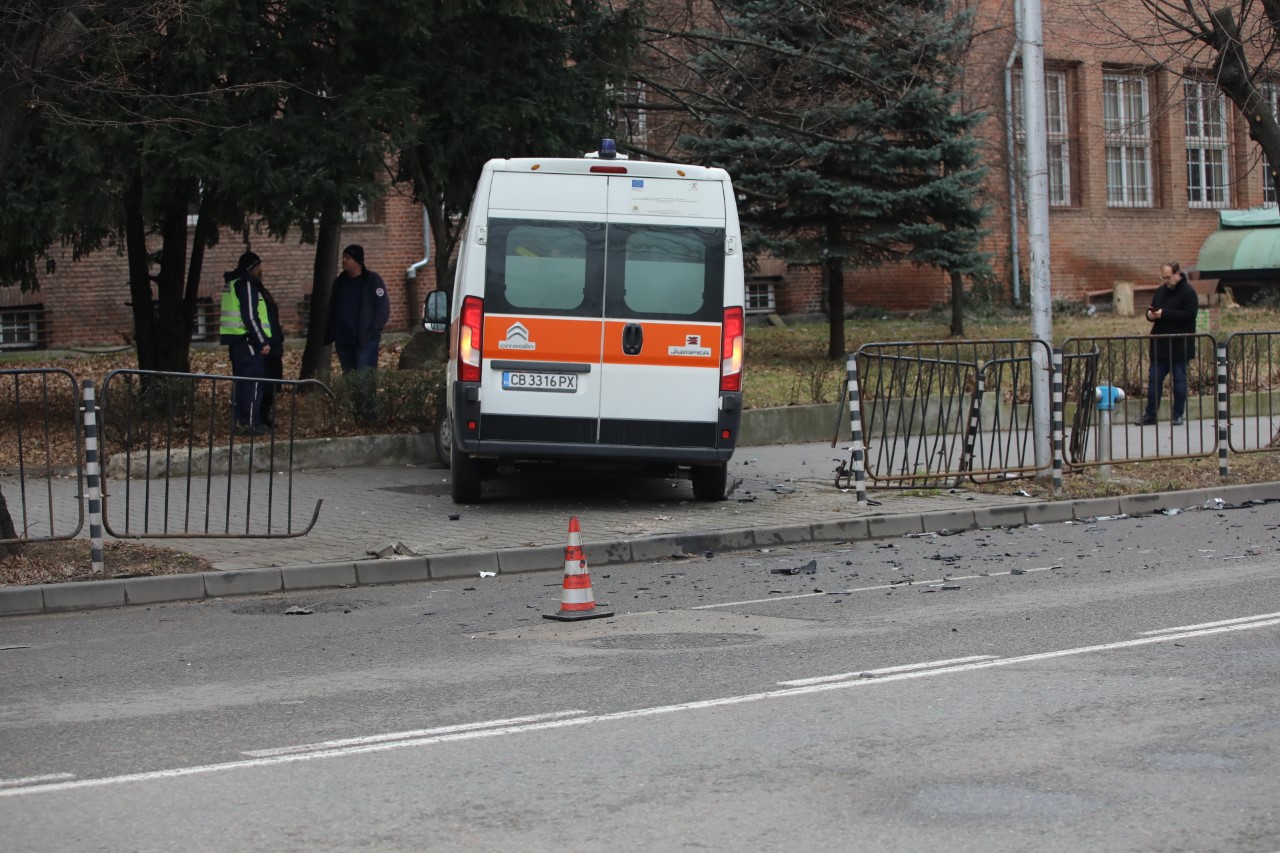 <p>Кола и линейка се удариха в столицата в следобедните часове на 2 март.&nbsp;Инцидентът е станал на бул. &bdquo;Драган Цанков.</p>