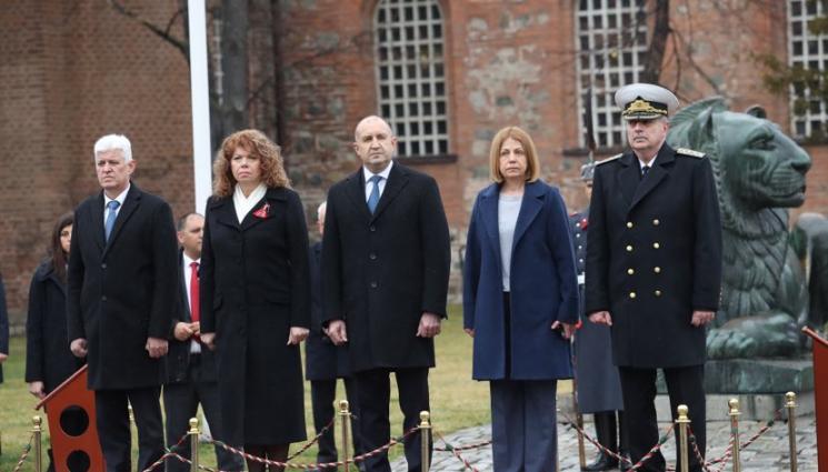 Радев Освобождение - Радев и Йотова поднесоха венци пред пред Паметника на Незнайния войн (СНИМКИ)