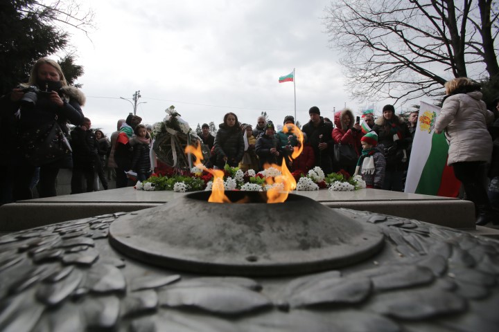 Церемония по издигането на националното знаме на България по повод 145-ата годишнина от Освобождението пред паметника на Незнайния воин