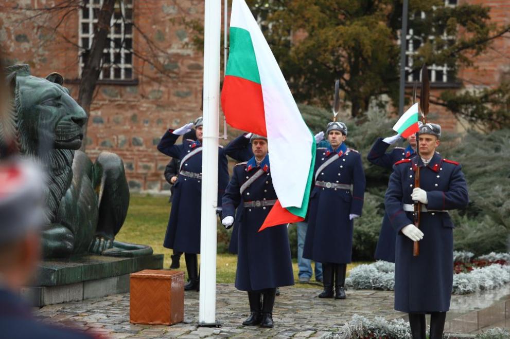 Националният трибагреник бе издигнат с военен ритуал на паметника на