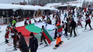 Над 500 скиори и сноубордисти пременени в български народни носии
