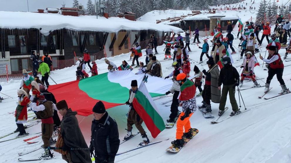Над 500 скиори и сноубордисти, пременени в български народни носии,