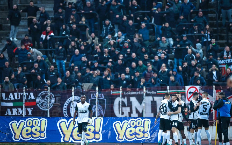 Продължава строителството на Южната трибуна на Лаута“, като от днес