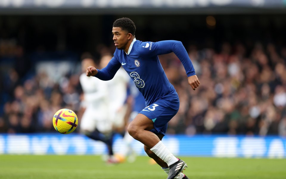 Уесли Фофан засече с глава, след корнер на Бен Чилуел, за