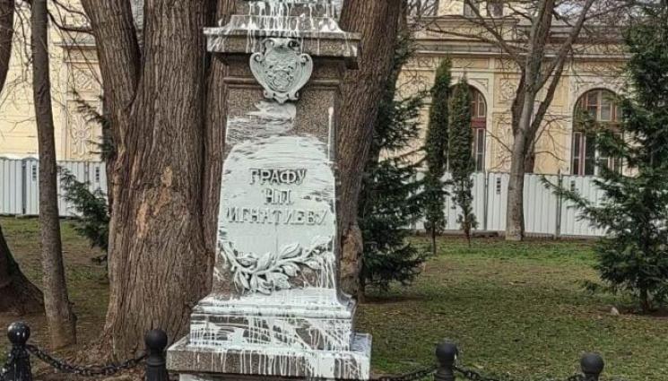 граф Игнатиев - Вандали поругаха паметника на граф Игнатиев
