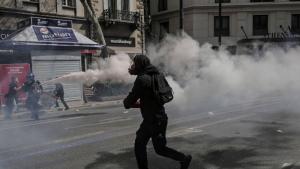 Гръцката полиция изстреля сълзотворен газ по протестиращи хвърлящи запалителни бомби