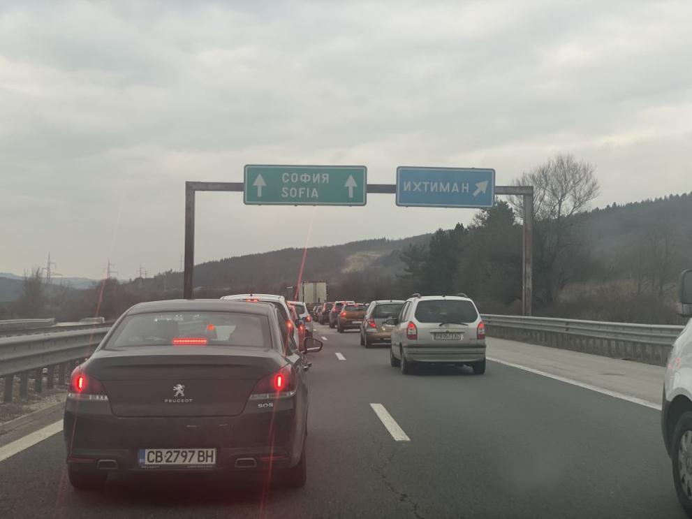 Огромно задръстване блокира автомагистрала Тракия в посока София. Опашката от