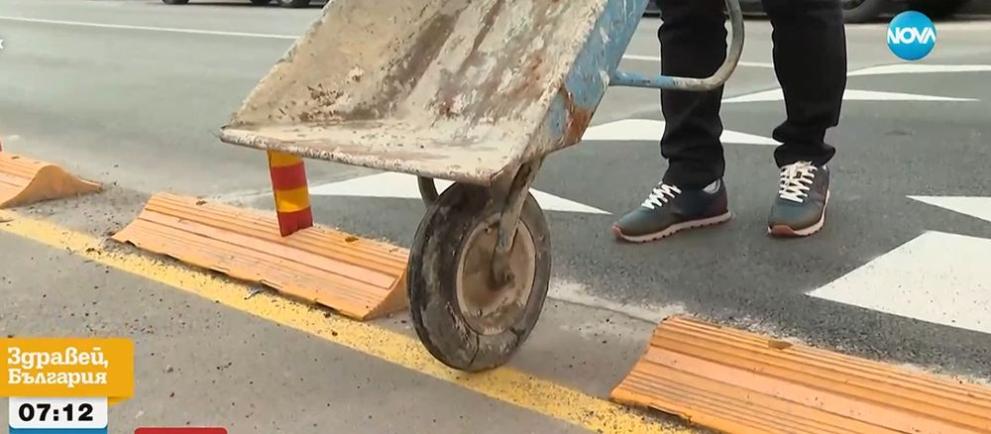 Пешеходна пътека с препятствия пречи на майките с колички в