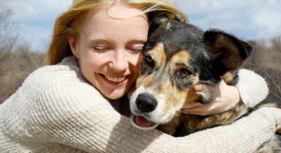 куче човек щастие