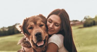 куче човек щастие