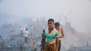 Голям пожар в пренаселен бежански лагер за рохинги в Южен