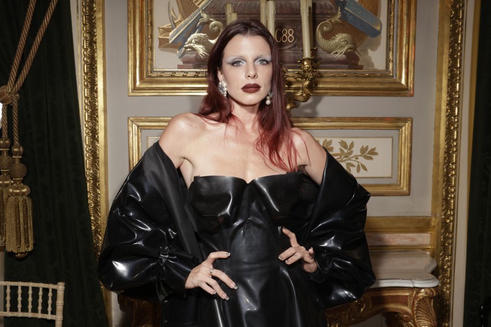 Ревю на Вивиан Уестууд