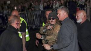 Джони Деп купи три китари ваза с череп и статив