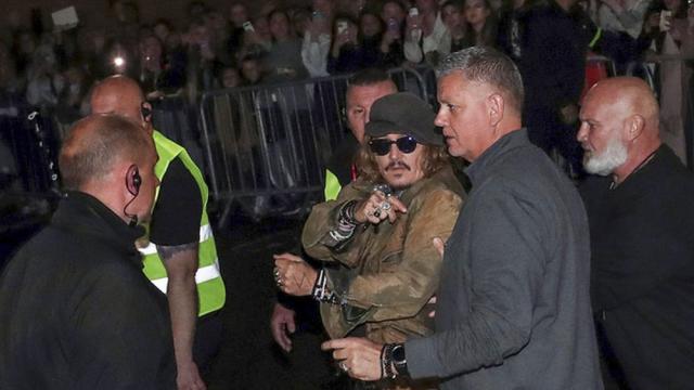 Джони Деп пазарува антики за лондонския си дом (ВИДЕО)