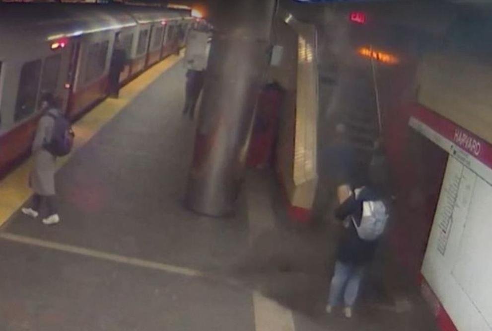 Кадри от видео показват момента, в който панел от таван