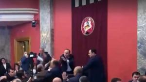 Отново физически сблъсъци в парламента на Грузия Депутати се биха