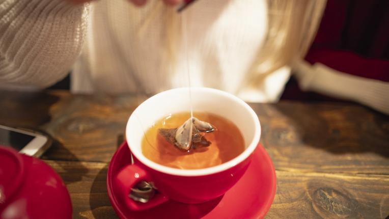  Как да си създадем терапия за очи с чаени торбички 