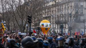 Френската полиция забрани протестите на парижкия площад срещу парламента след