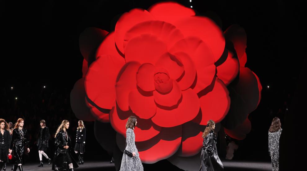 Камелии върху тоалети, обувки, джобове: Модна къща „Шанел“ на Седмицата на модата в Париж