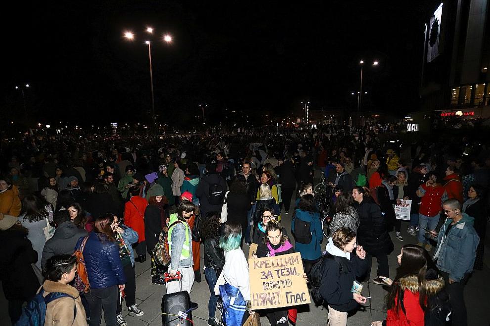 На 8 март - Деня на жената, стотици жени се