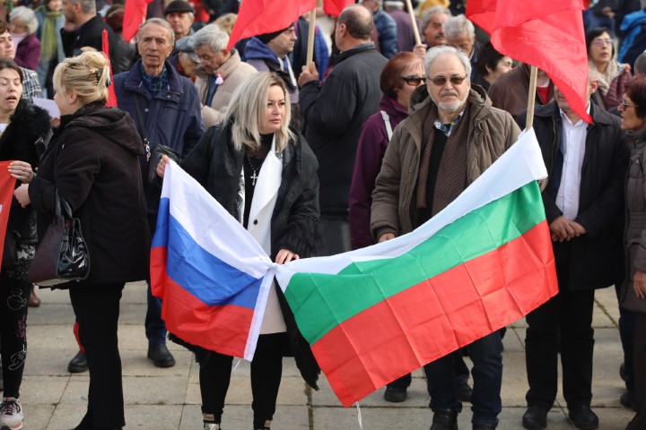 Протестиращи хвърляха яйца и боя по сградата на Столичната община