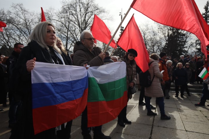 Протестиращи хвърляха яйца и боя по сградата на Столичната община