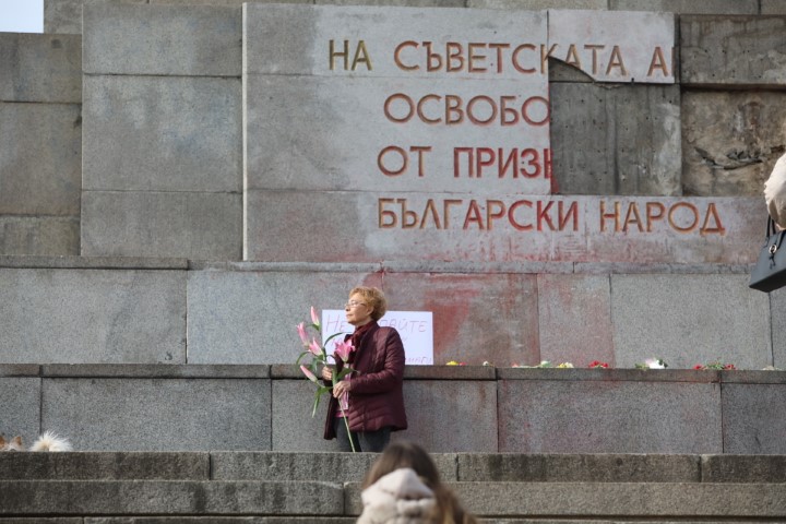 Протестиращи хвърляха яйца и боя по сградата на Столичната община