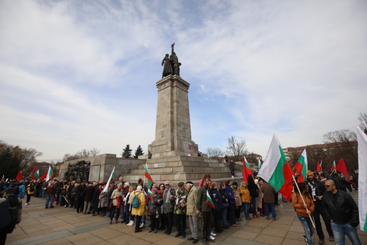 Протестиращи хвърляха яйца и боя по сградата на Столичната община