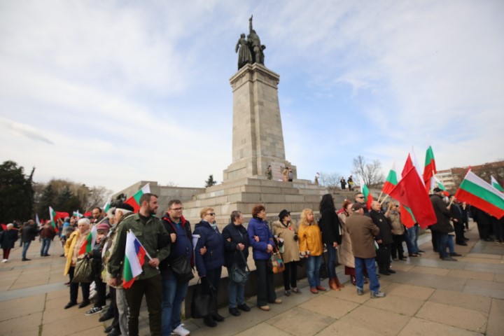 Протестиращи хвърляха яйца и боя по сградата на Столичната община