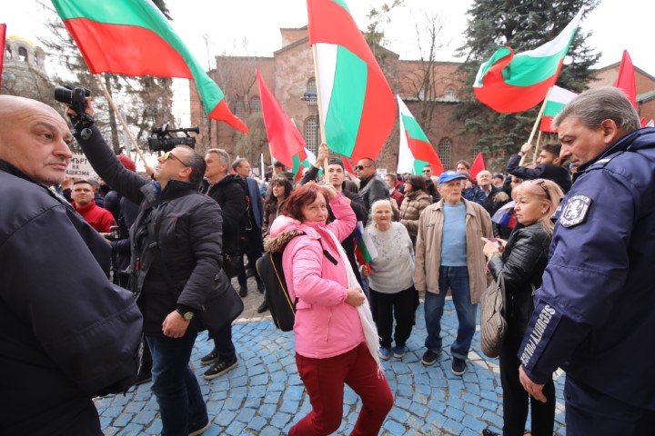 Протестиращи хвърляха яйца и боя по сградата на Столичната община