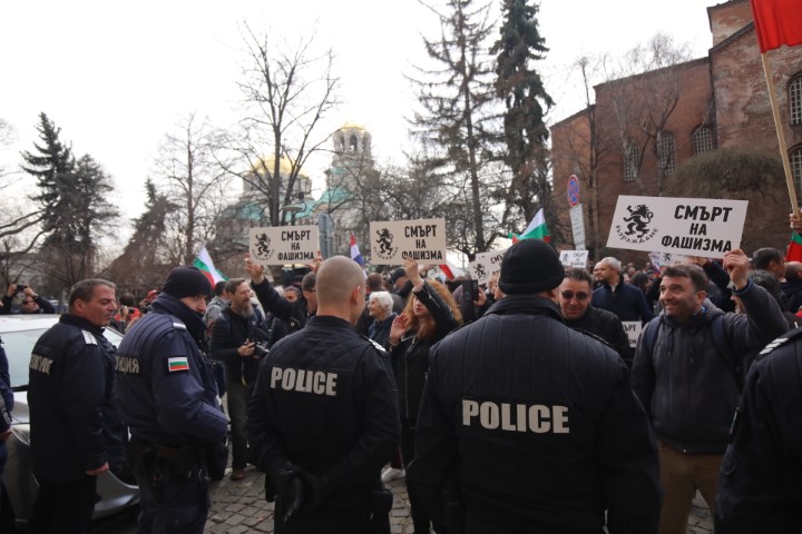 Протестиращи хвърляха яйца и боя по сградата на Столичната община