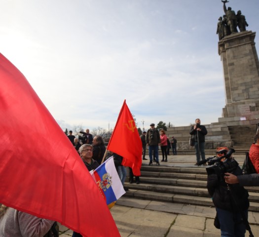 Протестиращи хвърляха яйца и боя по сградата на Столичната община