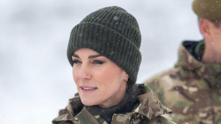 Кейт Мидълтън по време на бойни тренировки с ирландксата гвардия