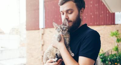 Котка и стопанин