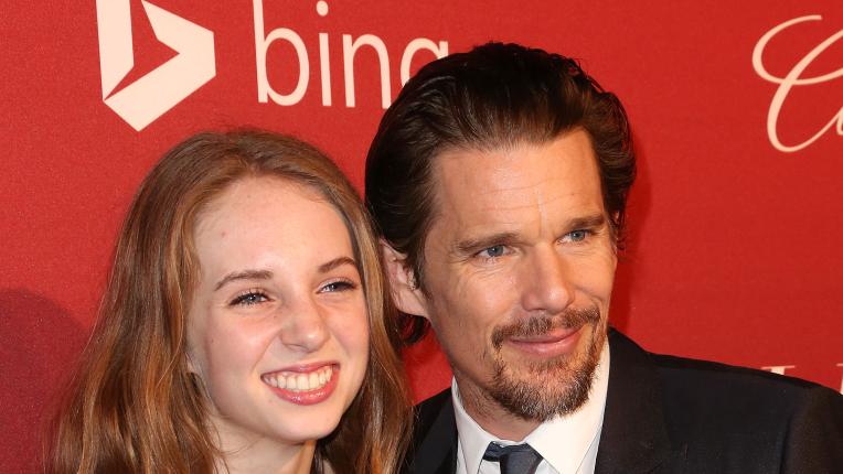  Милите моменти на Мая Хоук и родителите ѝ по аления килим 