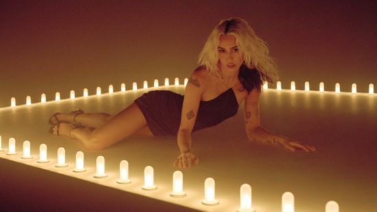 Miley Cyrus сподели видеото за "River"