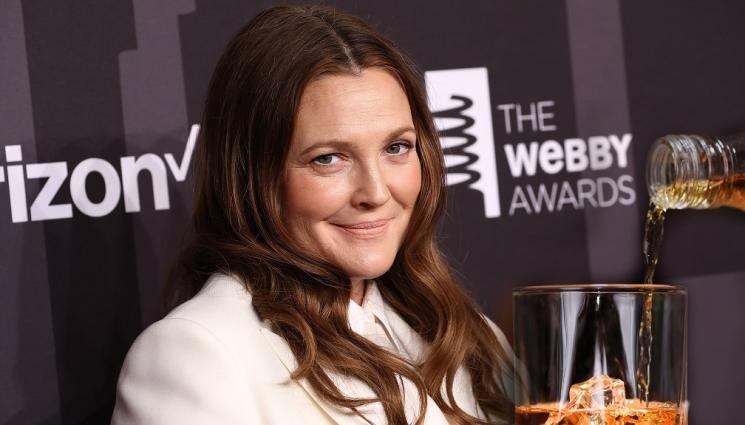 Дрю Баримор - ПРИЗНАНИЕ: Дрю Баримор разкри кой я е спасил от алкохолизма, след като и нейният терапевт я зарязал