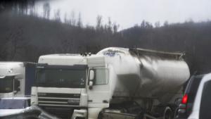 Камион се заби в мантинела на автомагистрала Хемус  при 35 км