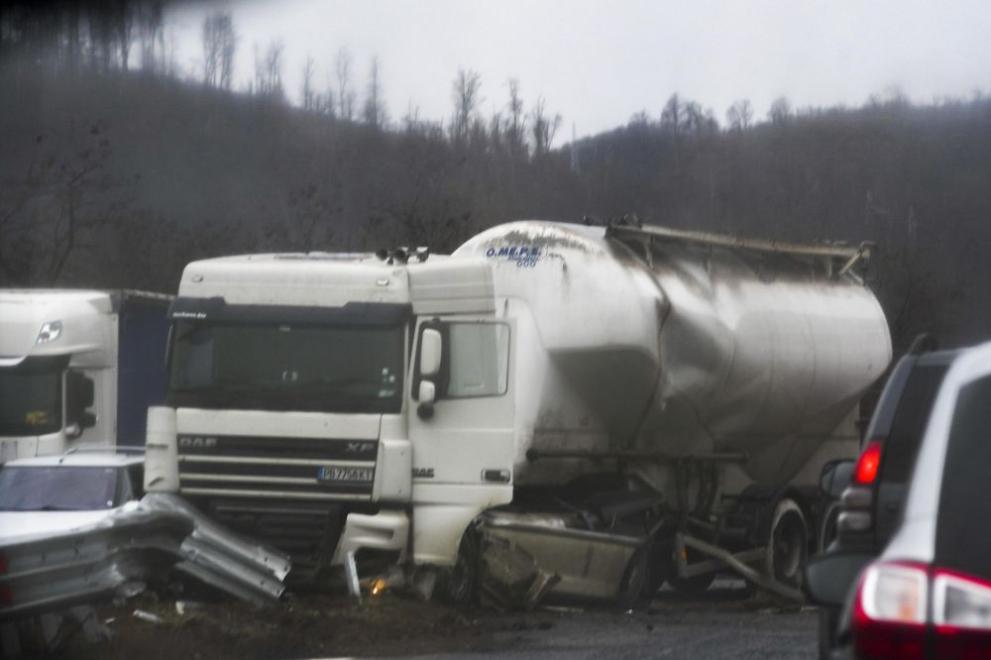Камион се заби в мантинела на автомагистрала Хемус при 35 км