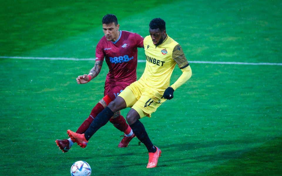 Септември и Ботев Пловдив играят при резултат 1:0 в мач от 23-ия кръг