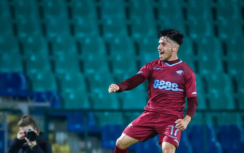 Авторът на победния гол за Септември – Симеон Александров, обра