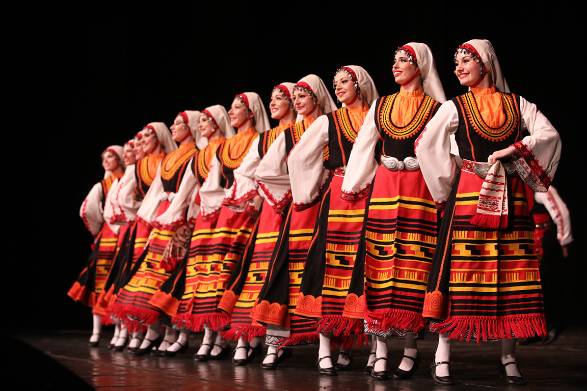 <p>Завладяващи български ритми, вихрени танци, пъстри фолклорни носии и повече от 150 професионални танцьори, музиканти и певци на една сцена разпалиха емоциите на ценителите на българския фолклор</p>

<p>&nbsp;</p>