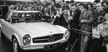 <p>Дебютът на Mercedes-Benz 280 SL на Автомобилен салон Женева през 1963 г.</p>
