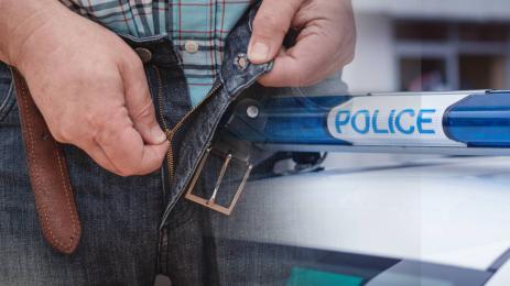 разкопчан панталон