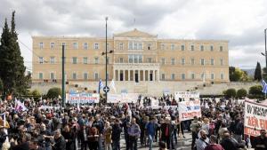 Хиляди хора протестират отново днес в Гърция след най смъртоносната влакова