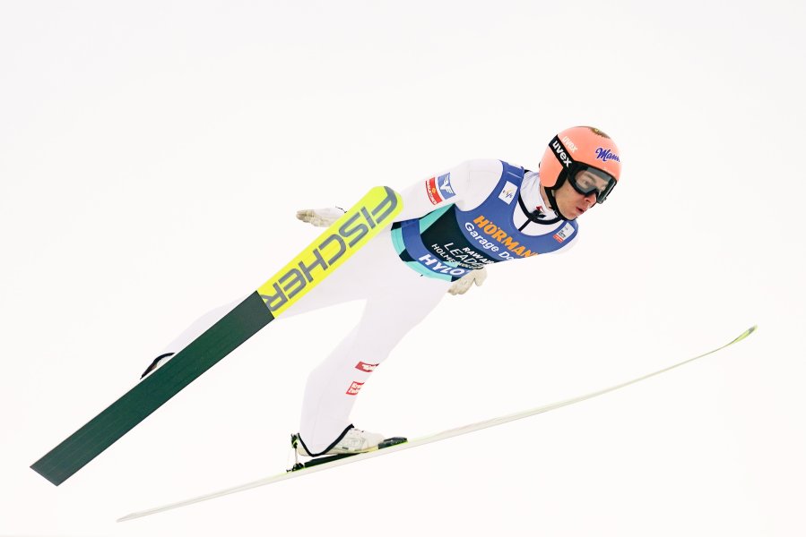 Щефан Крафт триумфира в Световната купа по ски скок в1