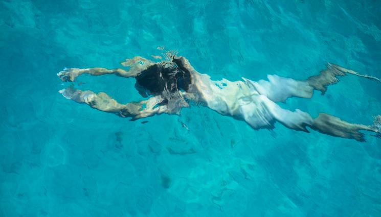 плуване - ГОЛО ПЛУВАНЕ: Над 1000 души се юрнаха в езеро