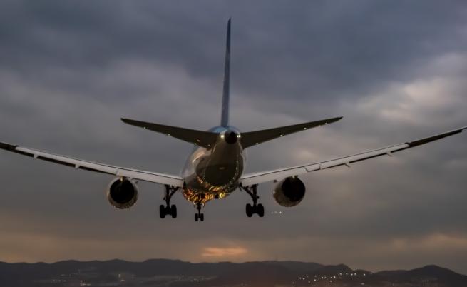 Сблъсък на два пътнически самолета на летище в Япония (СНИМКИ)