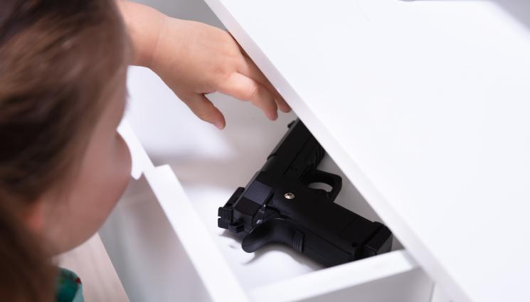 стрелба - ИГРАЧКА-ПЛАЧКА: 5-годишно момченце застреля братчето си